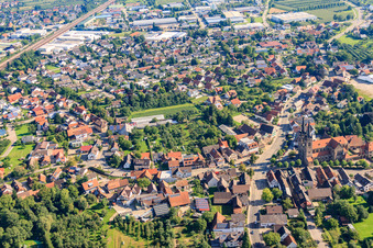 Vue aérienne de Eisenbahnstraße Hauptstraße avec l'église Saint-Jean à le quartier Weier in Ottersweier dans le département Bade-Wurtemberg, Allemagne