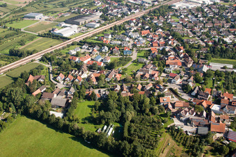 Vue aérienne de Bachstr à le quartier Weier in Ottersweier dans le département Bade-Wurtemberg, Allemagne