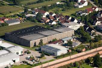 Locaux de l'usine Muffenrohr GmbH à le quartier Hatzenweier in Ottersweier dans le département Bade-Wurtemberg, Allemagne vu d'un drone