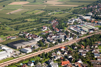 Locaux de l'usine Muffenrohr GmbH à le quartier Hatzenweier in Ottersweier dans le département Bade-Wurtemberg, Allemagne d'en haut