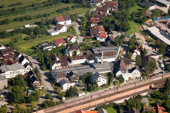 Locaux de l'usine Muffenrohr GmbH à le quartier Hatzenweier in Ottersweier dans le département Bade-Wurtemberg, Allemagne vue d'en haut