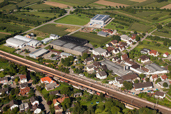 Locaux de l'usine Muffenrohr GmbH à le quartier Hatzenweier in Ottersweier dans le département Bade-Wurtemberg, Allemagne depuis l'avion