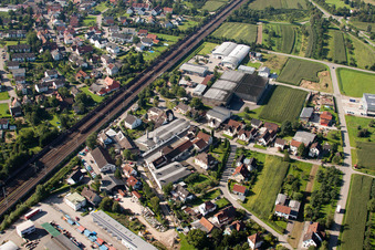Locaux de l'usine Muffenrohr GmbH à le quartier Hatzenweier in Ottersweier dans le département Bade-Wurtemberg, Allemagne du point de vue du drone