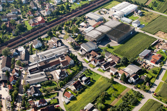 Locaux de l'usine Muffenrohr GmbH à le quartier Hatzenweier in Ottersweier dans le département Bade-Wurtemberg, Allemagne vu d'un drone