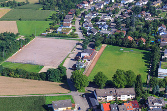 Vue aérienne de Terrain de football du SV Vimbuch à le quartier Vimbuch in Bühl dans le département Bade-Wurtemberg, Allemagne