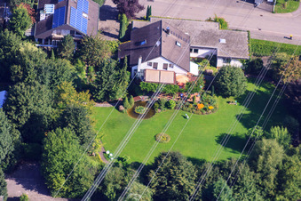 Vue aérienne de Weidmattenstr à le quartier Vimbuch in Bühl dans le département Bade-Wurtemberg, Allemagne