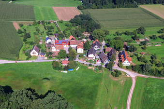 Vue aérienne de Hameau de Wistung avec la chapelle du Jubilé à le quartier Weitenung in Bühl dans le département Bade-Wurtemberg, Allemagne
