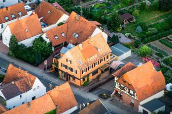 Vue aérienne de Rue principale à le quartier Schaidt in Wörth am Rhein dans le département Rhénanie-Palatinat, Allemagne