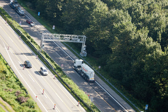 Vue aérienne de Pont à péage autoroutier sur l'A5 à le quartier Weitenung in Bühl dans le département Bade-Wurtemberg, Allemagne