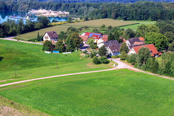 Vue aérienne de Hameau de Wistung avec la chapelle du Jubilé à le quartier Weitenung in Bühl dans le département Bade-Wurtemberg, Allemagne