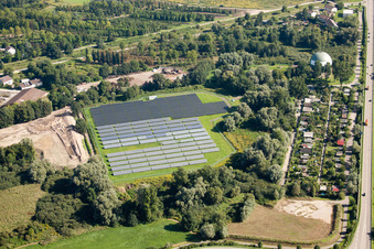 Vue aérienne de Baden-Oos, système photovoltaïque à le quartier Oos in Baden-Baden dans le département Bade-Wurtemberg, Allemagne