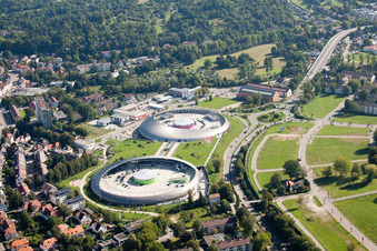 Le centre commercial Shopping Cité, en forme d'OVNI, d'ECE Centermanagement GmbH à le quartier Oos in Baden-Baden dans le département Bade-Wurtemberg, Allemagne depuis l'avion
