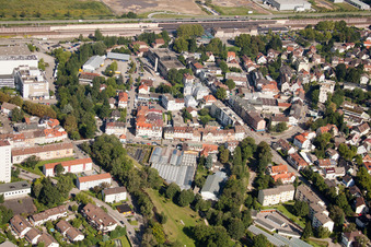Vue aérienne de Ooser Bahnhofstr à le quartier Oos in Baden-Baden dans le département Bade-Wurtemberg, Allemagne