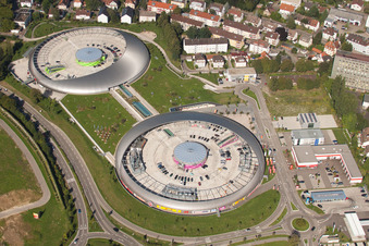 Image drone de Le centre commercial Shopping Cite, en forme d'OVNI, d'ECE Centermanagement GmbH à le quartier Oos in Baden-Baden dans le département Bade-Wurtemberg, Allemagne