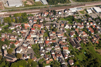 Vue aérienne de Ooser Hauptstr à le quartier Oos in Baden-Baden dans le département Bade-Wurtemberg, Allemagne