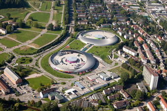Le centre commercial Shopping Cité, en forme d'OVNI, d'ECE Centermanagement GmbH à le quartier Oos in Baden-Baden dans le département Bade-Wurtemberg, Allemagne du point de vue du drone