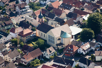 Vue aérienne de Église Saint-Barthélemy au centre du village à le quartier Haueneberstein in Baden-Baden dans le département Bade-Wurtemberg, Allemagne