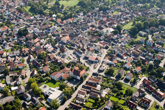 Vue aérienne de Vue des rues et des maisons dans les quartiers résidentiels à le quartier Haueneberstein in Baden-Baden dans le département Bade-Wurtemberg, Allemagne