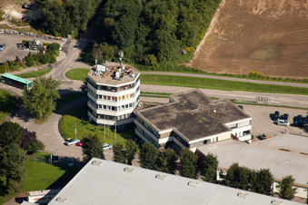 Vue aérienne de Complexe de bâtiments d'édition de la maison de presse et des médias vth Verlag für Technik und Handwerk neue Medien GmbH à le quartier Haueneberstein in Baden-Baden dans le département Bade-Wurtemberg, Allemagne