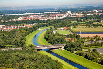 Vue aérienne de Pont A5 sur la Murg à le quartier Niederbühl in Rastatt dans le département Bade-Wurtemberg, Allemagne