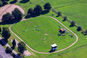 Vue aérienne de Zones d'entraînement équestre au Vetrihof à Muggensturm dans le département Bade-Wurtemberg, Allemagne