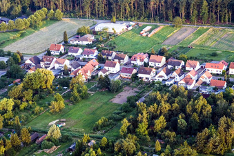 Vue aérienne de Dans les jardins Bosch, Grenzstr à le quartier Schaidt in Wörth am Rhein dans le département Rhénanie-Palatinat, Allemagne