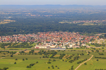 Vue aérienne de Vue de la ville sur la B36 depuis l'est à Bietigheim dans le département Bade-Wurtemberg, Allemagne