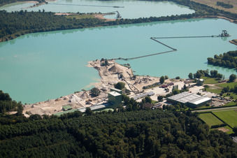 Vue aérienne de Usine de gravier Holcim à le quartier Neumalsch in Malsch dans le département Bade-Wurtemberg, Allemagne