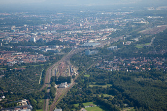 Vue aérienne de Plan des voies et gare principale de la Deutsche Bahn à le quartier Südweststadt in Karlsruhe dans le département Bade-Wurtemberg, Allemagne