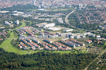 Vue aérienne de Chapel Way depuis le sud à le quartier Oberreut in Karlsruhe dans le département Bade-Wurtemberg, Allemagne