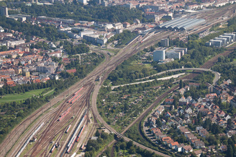 Photographie aérienne de Plan des voies et gare principale de la Deutsche Bahn à le quartier Südweststadt in Karlsruhe dans le département Bade-Wurtemberg, Allemagne