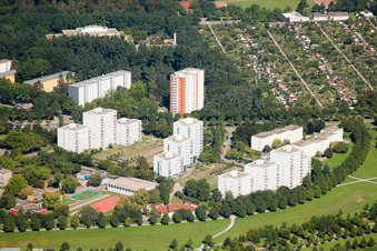 Vue aérienne de Bonhoefferstr à le quartier Oberreut in Karlsruhe dans le département Bade-Wurtemberg, Allemagne