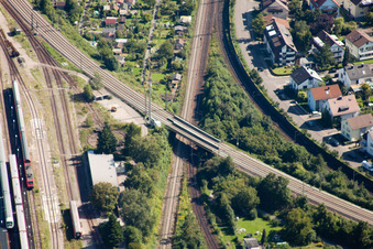 Vue aérienne de Tracé du croisement ferroviaire des systèmes ferroviaires et ferroviaires de la Deutsche Bahn à le quartier Weiherfeld-Dammerstock in Karlsruhe dans le département Bade-Wurtemberg, Allemagne