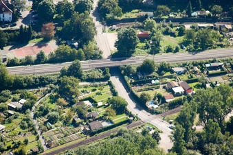 Vue aérienne de Structure de pont ferroviaire pour le tracé des voies ferrées à le quartier Weiherfeld-Dammerstock in Karlsruhe dans le département Bade-Wurtemberg, Allemagne