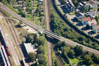 Vue aérienne de Tracé du croisement ferroviaire des systèmes ferroviaires et ferroviaires de la Deutsche Bahn à le quartier Weiherfeld-Dammerstock in Karlsruhe dans le département Bade-Wurtemberg, Allemagne