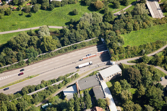 Vue aérienne de Entrée et sortie du tunnel Edeltrud de la tangente sud la route B10 traverse le tunnel dans le quartier Beiertheim - Bulach à le quartier Beiertheim-Bulach in Karlsruhe dans le département Bade-Wurtemberg, Allemagne