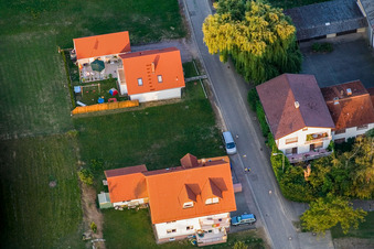 Vue d'oiseau de Au four à Freckenfeld dans le département Rhénanie-Palatinat, Allemagne