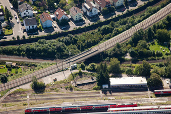 Photographie aérienne de Tracé du croisement ferroviaire des systèmes ferroviaires et ferroviaires de la Deutsche Bahn à le quartier Beiertheim-Bulach in Karlsruhe dans le département Bade-Wurtemberg, Allemagne