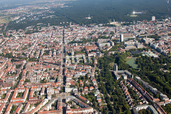 Vue aérienne de Bois de Beiertheim à le quartier Südweststadt in Karlsruhe dans le département Bade-Wurtemberg, Allemagne