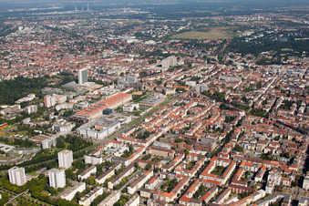 Vue oblique de Rue Brauer à le quartier Südweststadt in Karlsruhe dans le département Bade-Wurtemberg, Allemagne