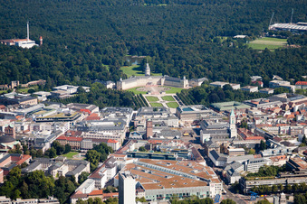 Vue aérienne de De l'ETC au château à le quartier Innenstadt-West in Karlsruhe dans le département Bade-Wurtemberg, Allemagne