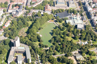 Vue aérienne de Parc zoologique du Tierpark Zoologischer Stadtgarten avec gondoles sur le lac à le quartier Südweststadt in Karlsruhe dans le département Bade-Wurtemberg, Allemagne