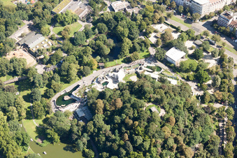 Vue aérienne de Plateforme d'observation de Lauterberg et enclos des ours polaires dans le parc zoologique du jardin zoologique de la ville avec gondoles sur le lac à le quartier Südweststadt in Karlsruhe dans le département Bade-Wurtemberg, Allemagne