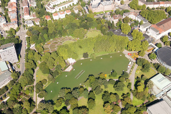Vue aérienne de Parc zoologique du Tierpark Zoologischer Stadtgarten avec gondoles sur le lac à le quartier Südweststadt in Karlsruhe dans le département Bade-Wurtemberg, Allemagne