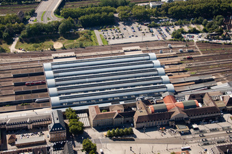 Vue aérienne de Disposition des voies et gare principale Karlsruhe à le quartier Südweststadt in Karlsruhe dans le département Bade-Wurtemberg, Allemagne