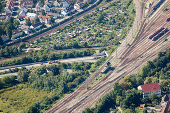 Vue aérienne de Parcours des voies ferrées sur le tunnel Edeltrud de la Südtangente la route B10 traverse le tunnel dans le quartier Beiertheim - Bulach à le quartier Beiertheim-Bulach in Karlsruhe dans le département Bade-Wurtemberg, Allemagne