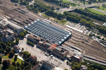 Enregistrement par drone de Plan des voies et gare principale de la Deutsche Bahn à le quartier Südweststadt in Karlsruhe dans le département Bade-Wurtemberg, Allemagne