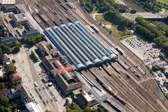 Image drone de Plan des voies et gare principale de la Deutsche Bahn à le quartier Südweststadt in Karlsruhe dans le département Bade-Wurtemberg, Allemagne