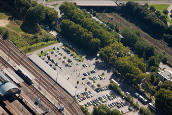 Plan des voies et gare principale de la Deutsche Bahn à le quartier Südweststadt in Karlsruhe dans le département Bade-Wurtemberg, Allemagne du point de vue du drone