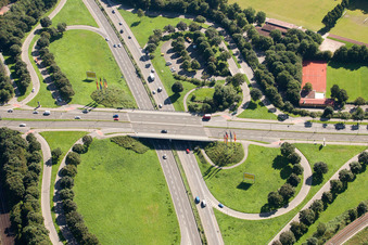 Vue aérienne de Intersection de la B10 avec Ettlinger Allee à le quartier Weiherfeld-Dammerstock in Karlsruhe dans le département Bade-Wurtemberg, Allemagne